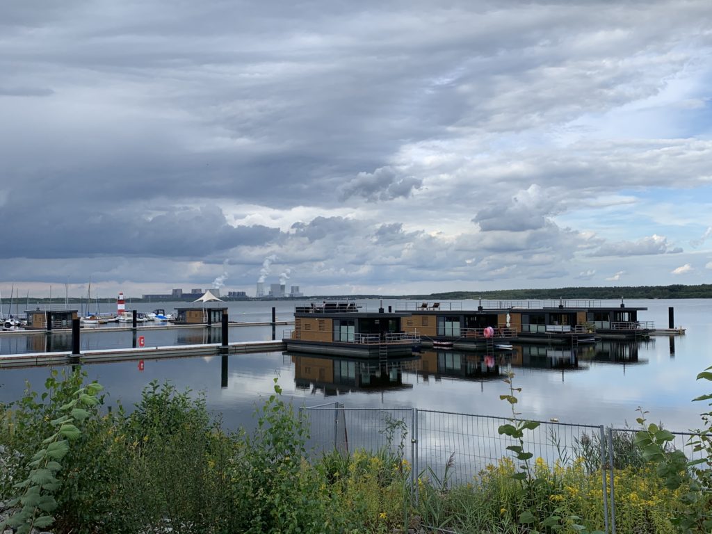 Bärwalder See gewinnt durch bereits zehn schwimmende Häuser an  Attraktivität - LMBV