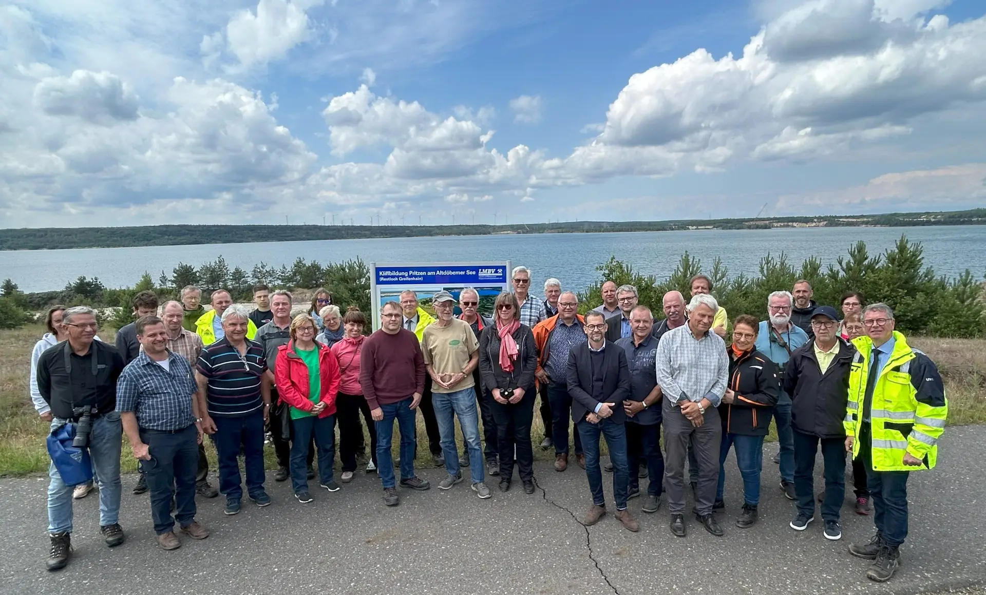 Gruppenbild bei der Befahrung am LMBV-Tagebau Greifenhain mit Mitgliedern des Braunkohlenausschusses des Landes Brandenburg