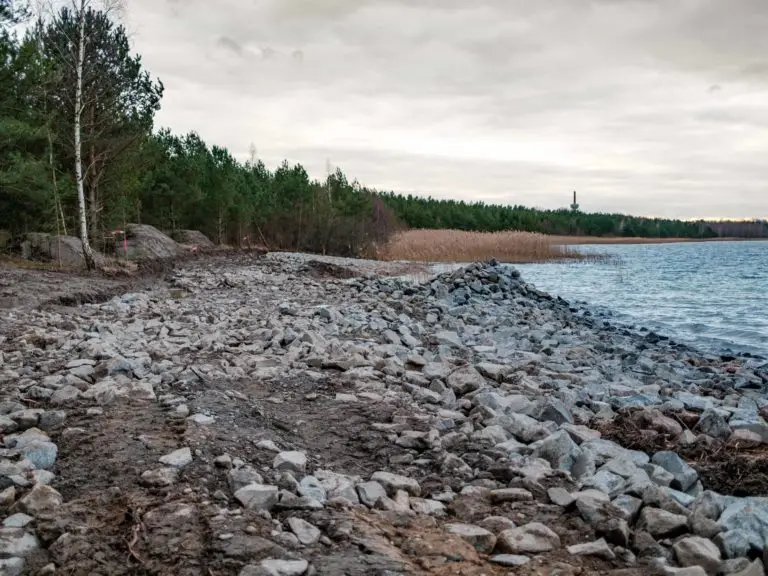 Mit Wasserbausteinen wird das Ufer gegen Wellenschlag gesichert.